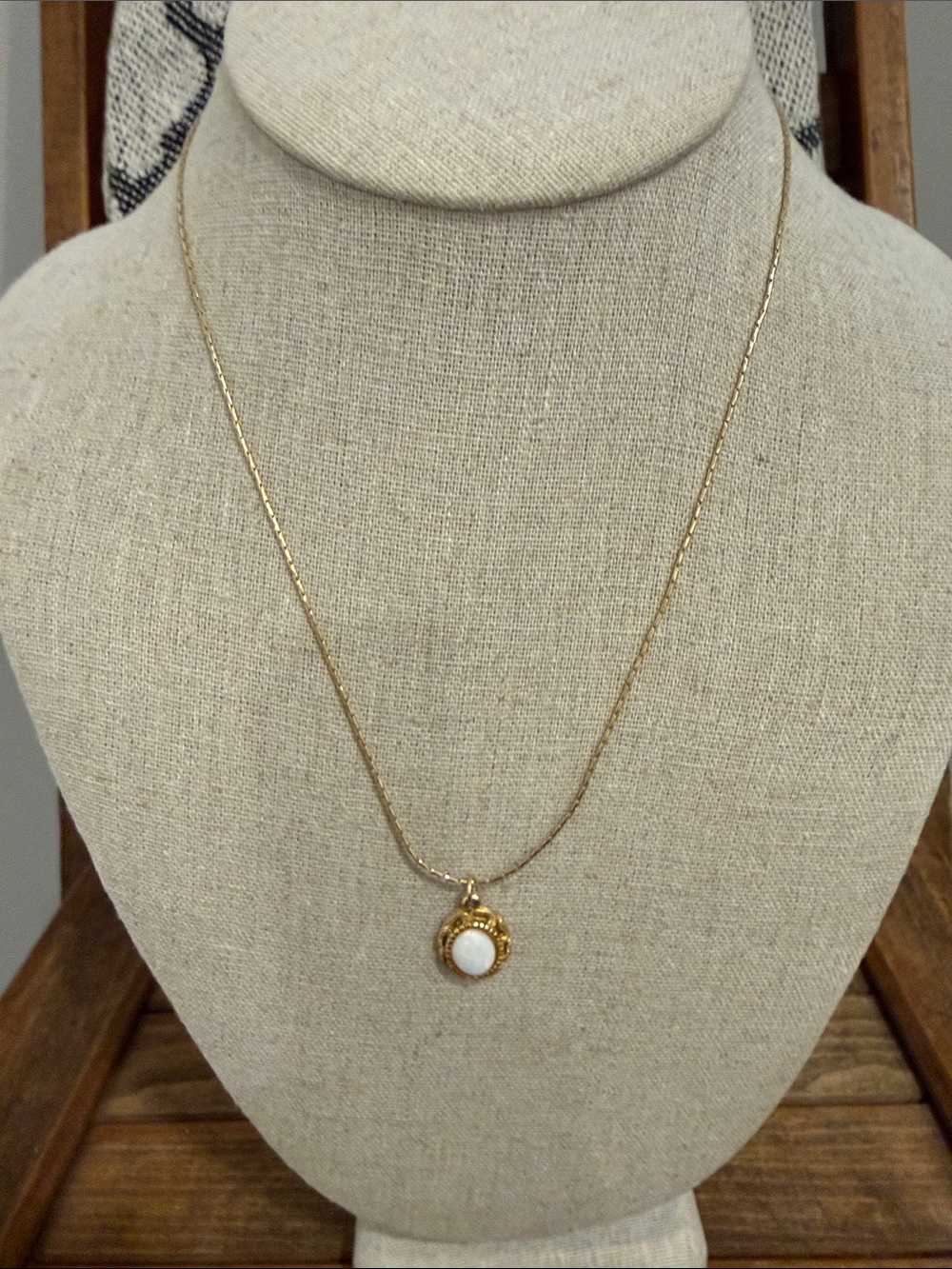Vintage Gold Tone Opal Look Pendant Necklace 16” Oval Cabochon